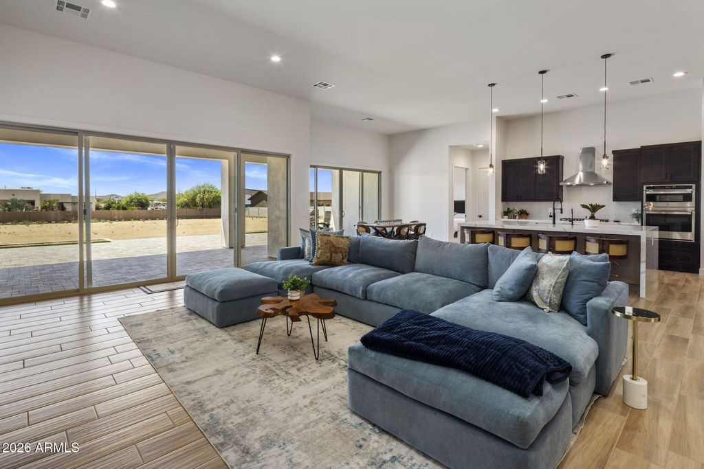 Image 10 of property listing at 1101 E Dolores Road, Phoenix, AZ 85086