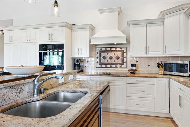 27 Spring Hill Rd, Belchertown, MA 01007
