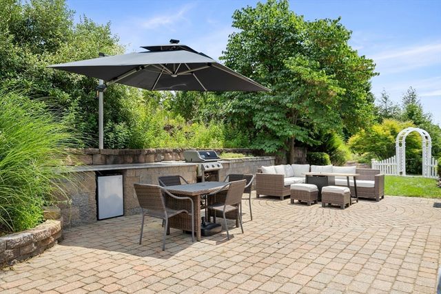 27 Spring Hill Rd, Belchertown, MA 01007