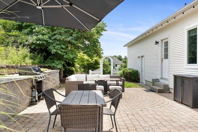 27 Spring Hill Rd, Belchertown, MA 01007