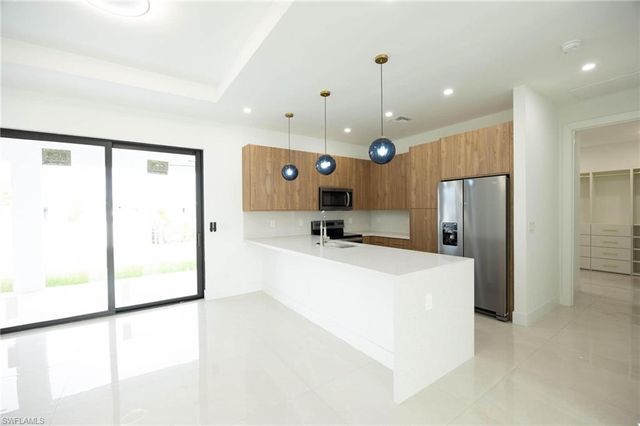 2827 SW 2nd LN, Cape Coral, FL 33991