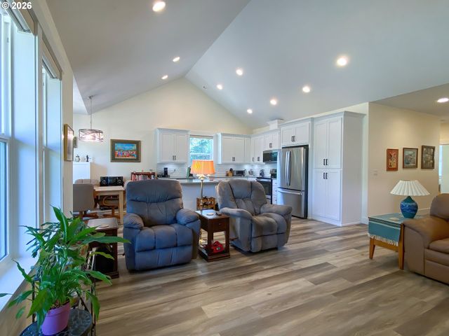 1943 GLEN CREEK Rd, Salem, OR 97304
