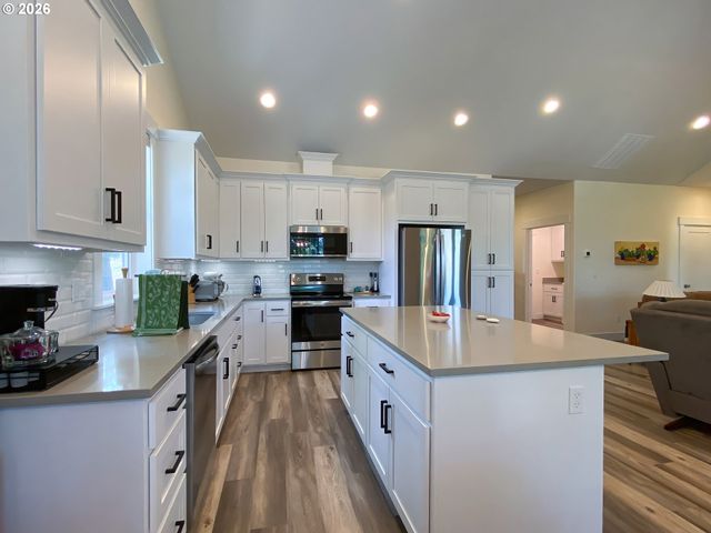1943 GLEN CREEK Rd, Salem, OR 97304