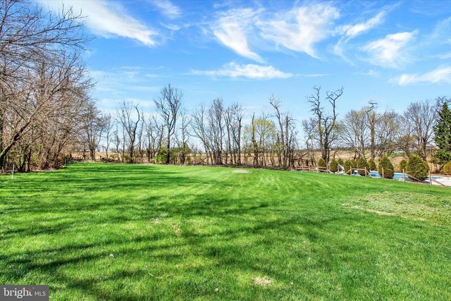 7 BEVERLY CT, Carlisle, PA 17015