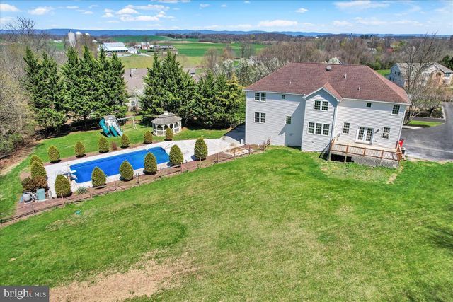 7 BEVERLY CT, Carlisle, PA 17015