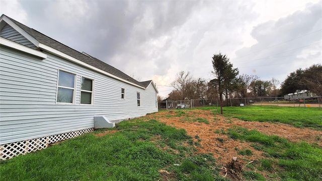 601 Armstrong, Snook, TX 77878