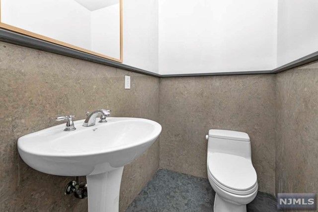 121 Grove Street, Elmwood Park, NJ 07407