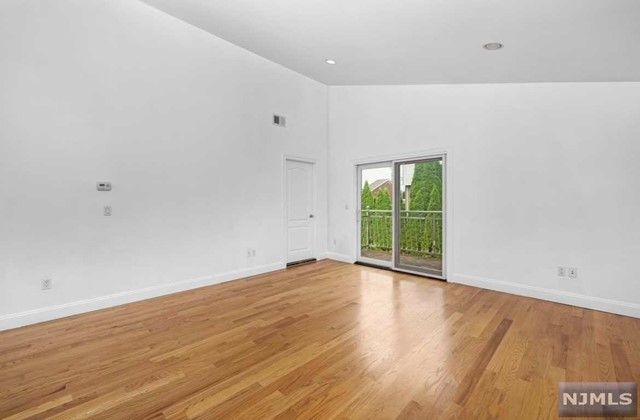 121 Grove Street, Elmwood Park, NJ 07407