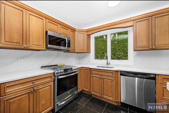 121 Grove Street, Elmwood Park, NJ 07407