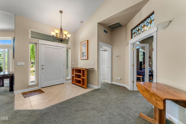 155 Kingsgate Way, Grants Pass, OR 97527