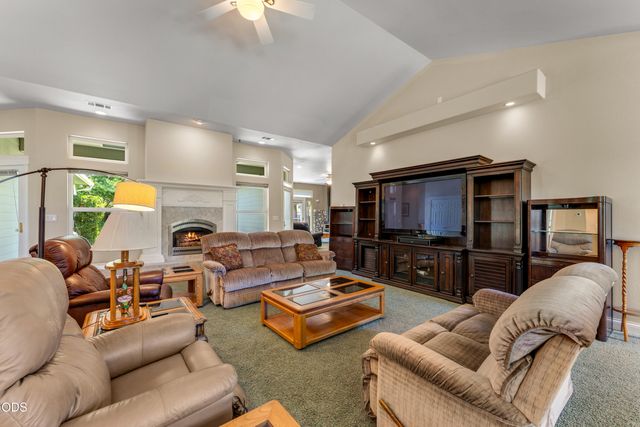155 Kingsgate Way, Grants Pass, OR 97527
