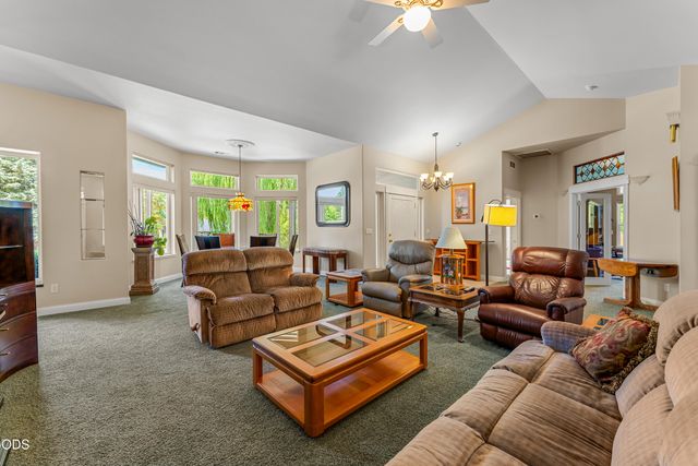 155 Kingsgate Way, Grants Pass, OR 97527