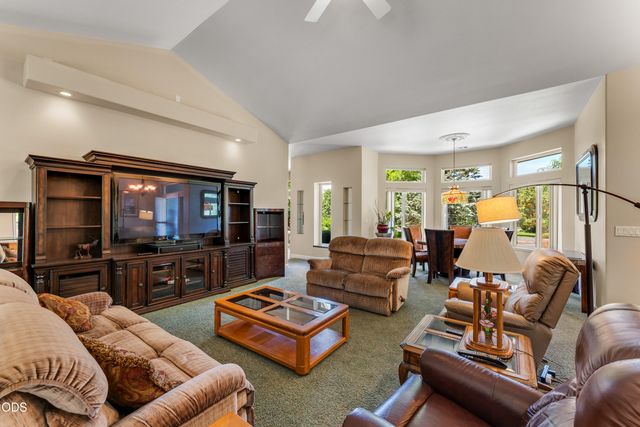 155 Kingsgate Way, Grants Pass, OR 97527