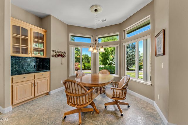 155 Kingsgate Way, Grants Pass, OR 97527