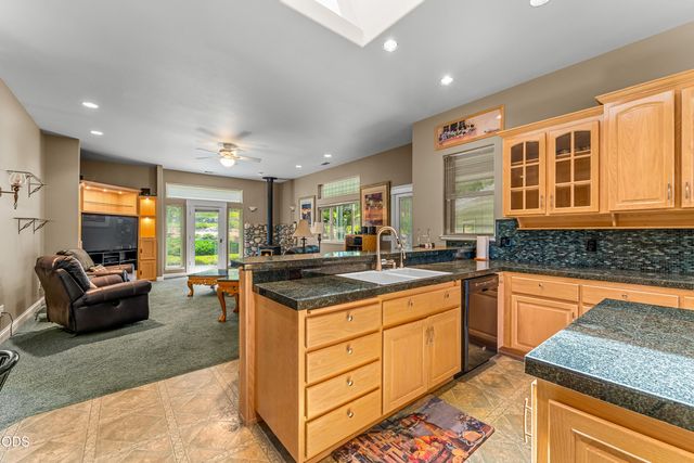 155 Kingsgate Way, Grants Pass, OR 97527