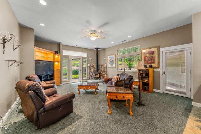 155 Kingsgate Way, Grants Pass, OR 97527