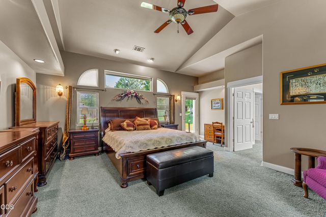 155 Kingsgate Way, Grants Pass, OR 97527