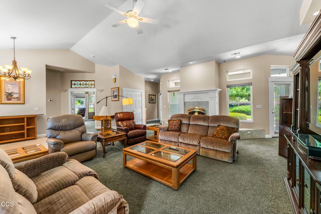 155 Kingsgate Way, Grants Pass, OR 97527