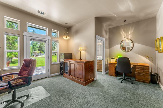 155 Kingsgate Way, Grants Pass, OR 97527