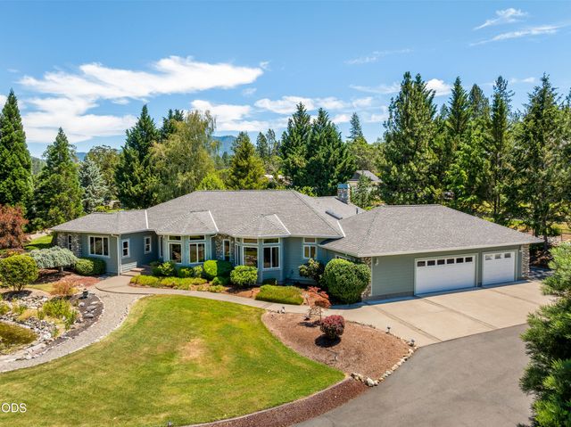 155 Kingsgate Way, Grants Pass, OR 97527