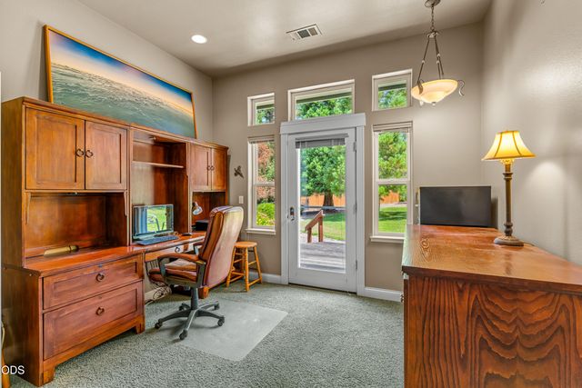 155 Kingsgate Way, Grants Pass, OR 97527