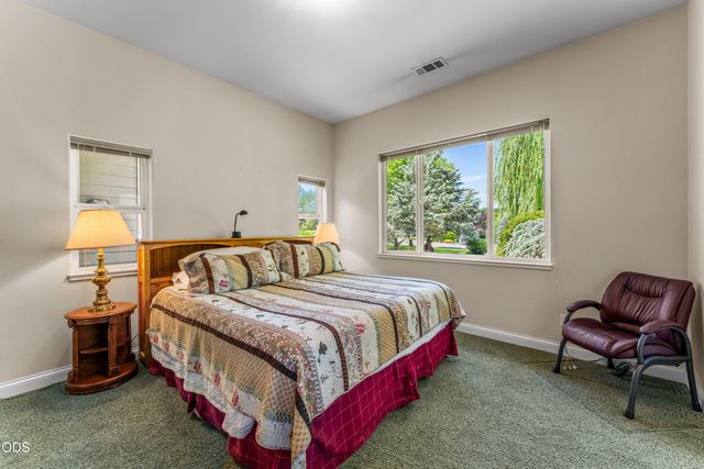 155 Kingsgate Way, Grants Pass, OR 97527
