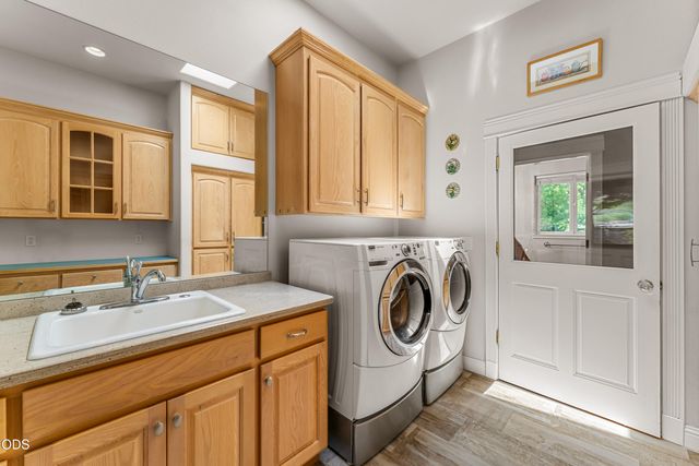 155 Kingsgate Way, Grants Pass, OR 97527