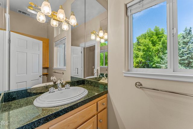 155 Kingsgate Way, Grants Pass, OR 97527