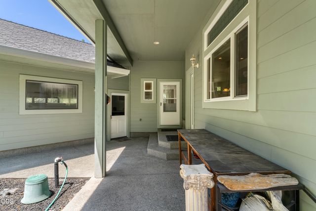 155 Kingsgate Way, Grants Pass, OR 97527