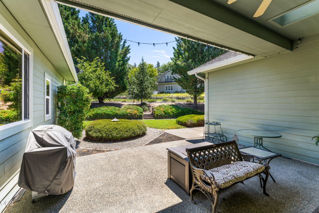 155 Kingsgate Way, Grants Pass, OR 97527