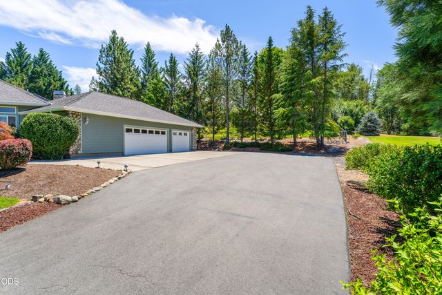 155 Kingsgate Way, Grants Pass, OR 97527