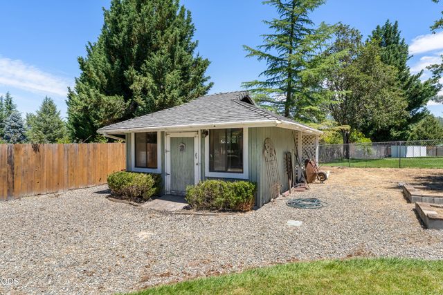 155 Kingsgate Way, Grants Pass, OR 97527