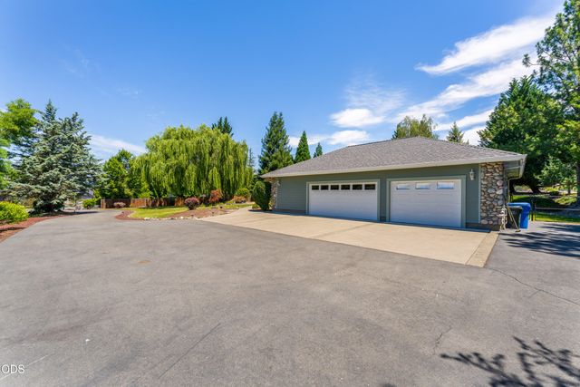 155 Kingsgate Way, Grants Pass, OR 97527