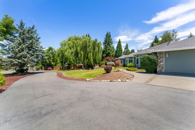 155 Kingsgate Way, Grants Pass, OR 97527