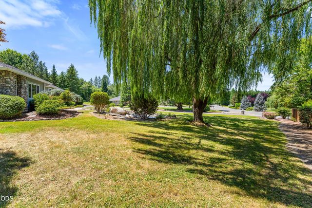 155 Kingsgate Way, Grants Pass, OR 97527