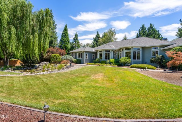 155 Kingsgate Way, Grants Pass, OR 97527