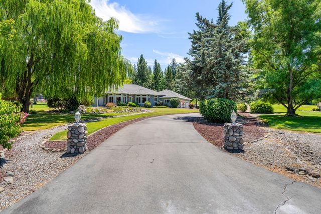 155 Kingsgate Way, Grants Pass, OR 97527