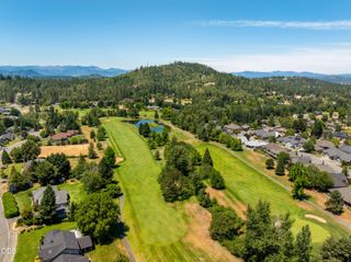 155 Kingsgate Way, Grants Pass, OR 97527