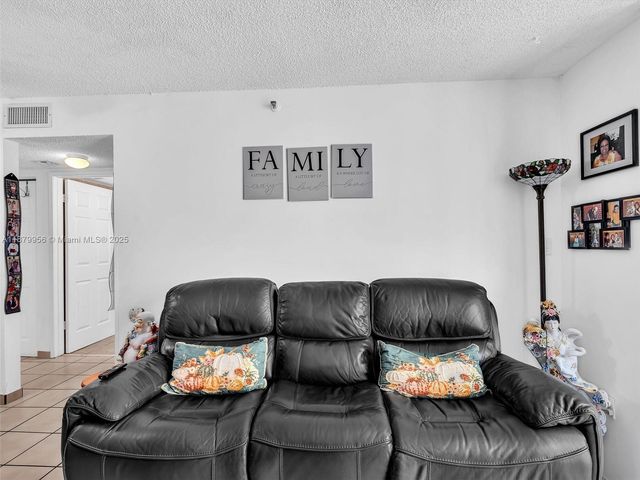 546 SW 1st St 607, Miami, FL 33130