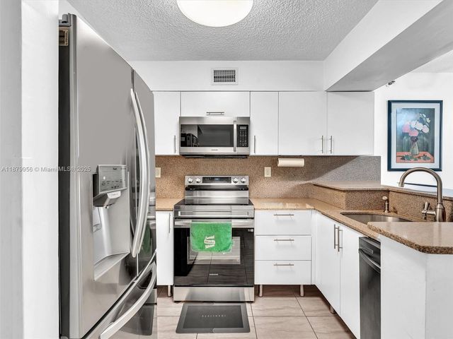 546 SW 1st St 607, Miami, FL 33130