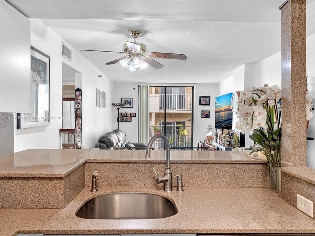 546 SW 1st St 607, Miami, FL 33130