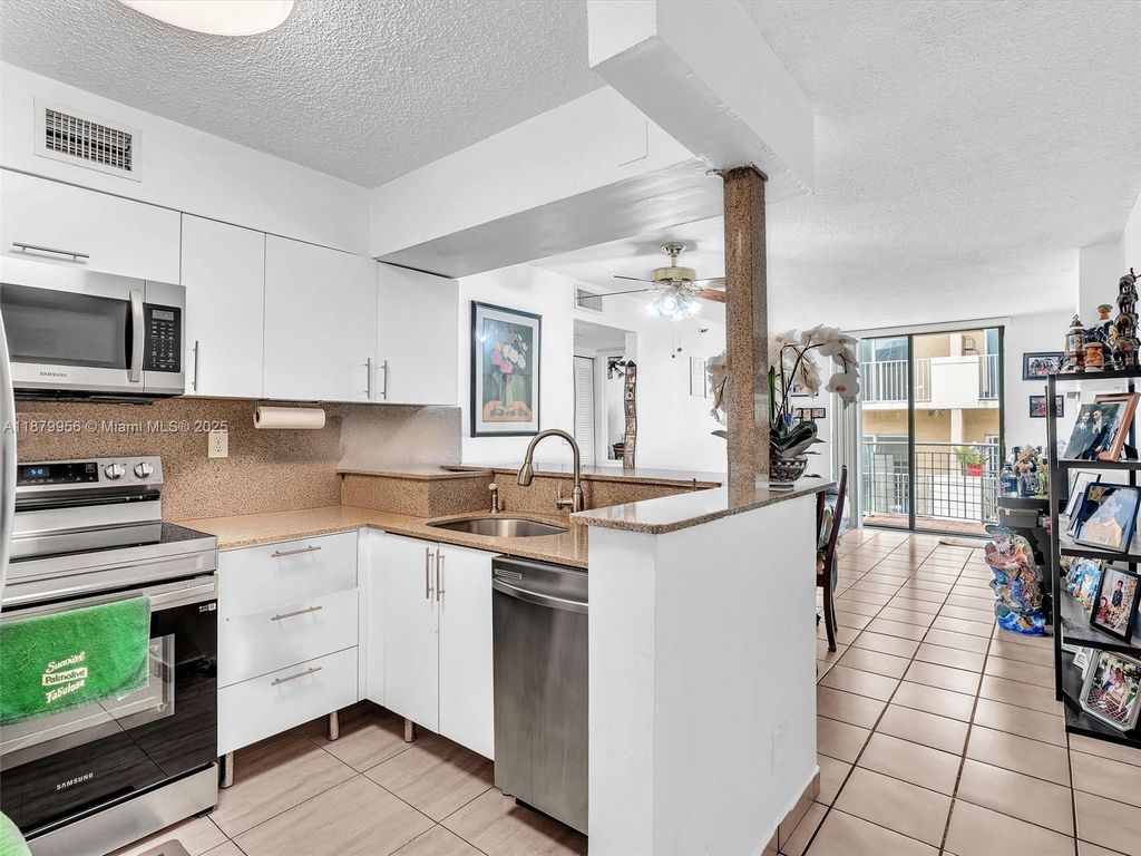 546 SW 1st St 607, Miami, FL 33130