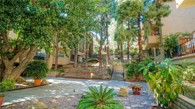 6720 Hillpark Drive 204, Los Angeles, CA 90068