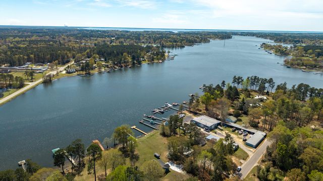 2112 Lake Shore Drive, Manning, SC 29102