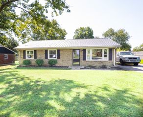 230 E Showalter Dr, Georgetown, KY 40324
