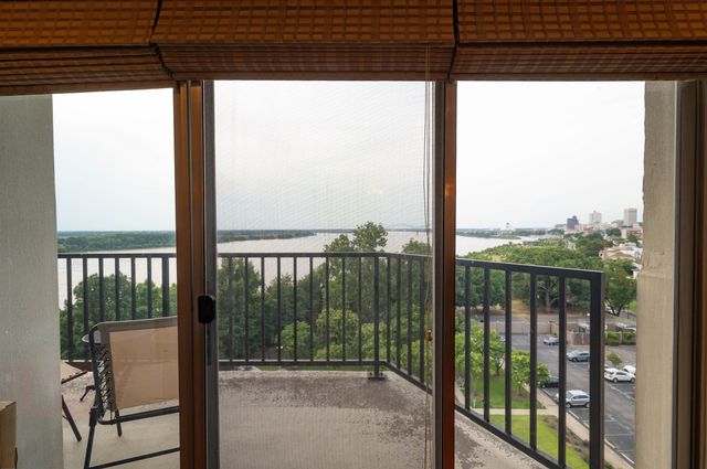 655 S Riverside Dr Apt 801, Memphis, TN 38103