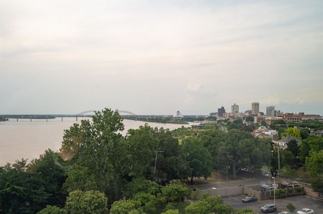 655 S Riverside Dr Apt 801, Memphis, TN 38103
