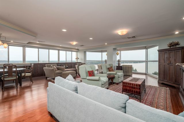 655 S Riverside Dr Apt 801, Memphis, TN 38103