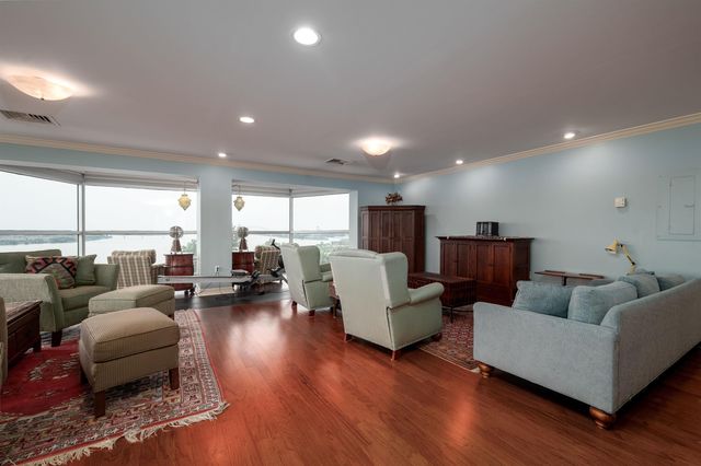 655 S Riverside Dr Apt 801, Memphis, TN 38103
