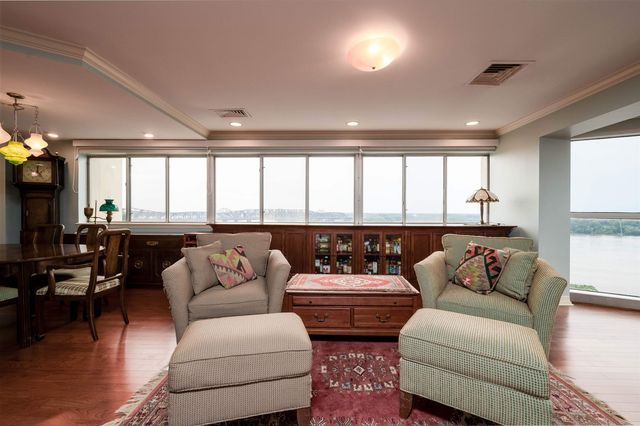 655 S Riverside Dr Apt 801, Memphis, TN 38103